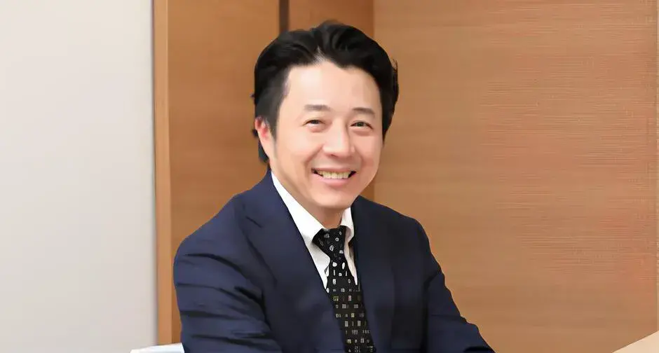 代表取締役が笑顔で話す様子