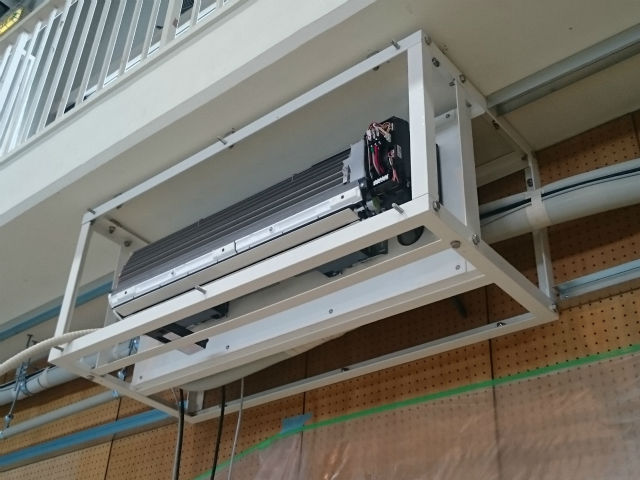 施工レポート（東泉小体育館エアコンガード設置その他工事１）