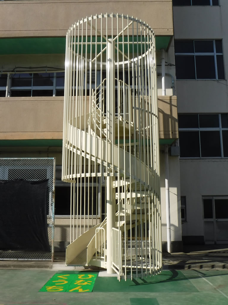 避難用すべり台の施工