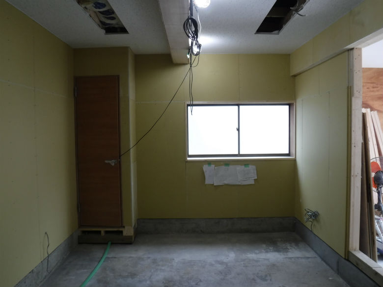 R1.7.5 倉庫を会議室と更衣室にする