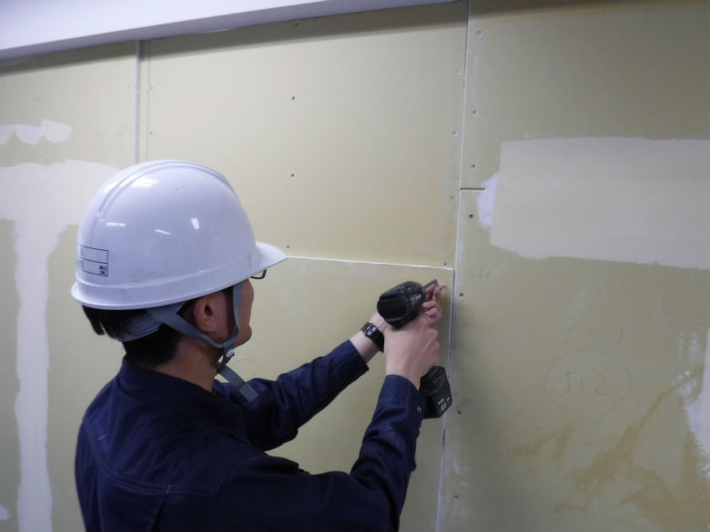 R1.8.24 倉庫を会議室と更衣室にする