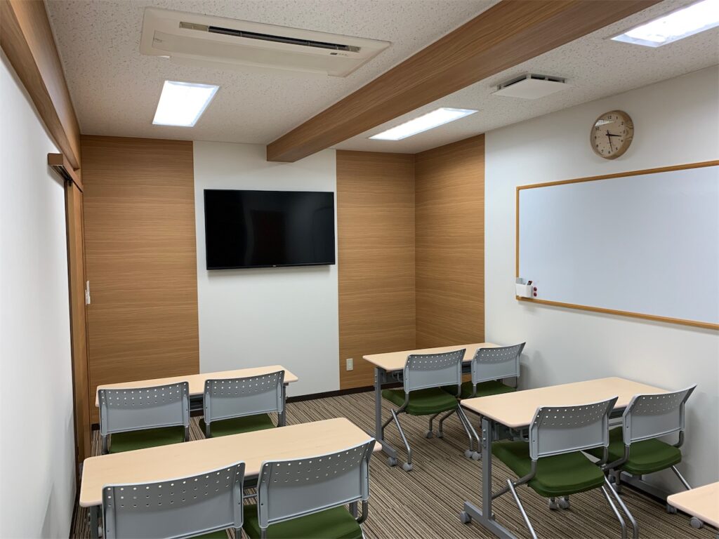 R1.9.11 倉庫を会議室と更衣室にする