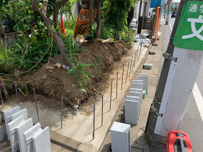 R2.6.25 万年塀をコンクリートブロック＋アルミフェンスに変更します⑥