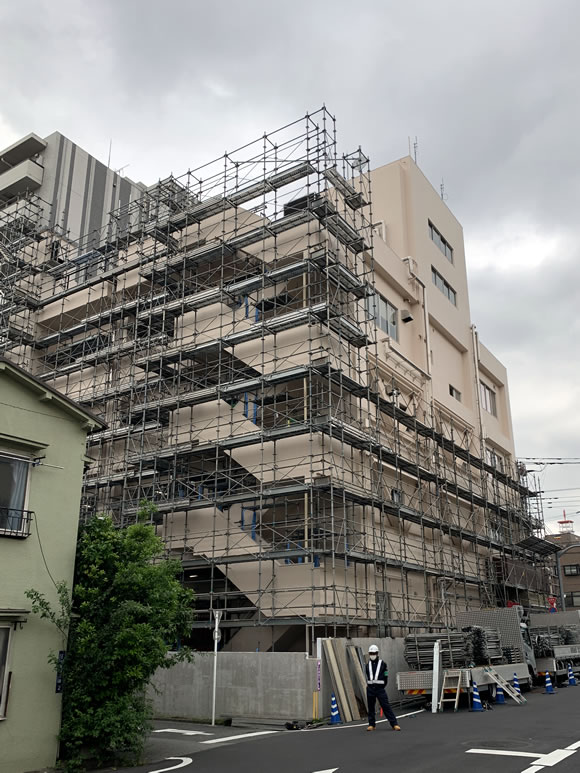 R3.5.11 日本堤消防署（２）外壁その他改修工事足場解体が始まりました